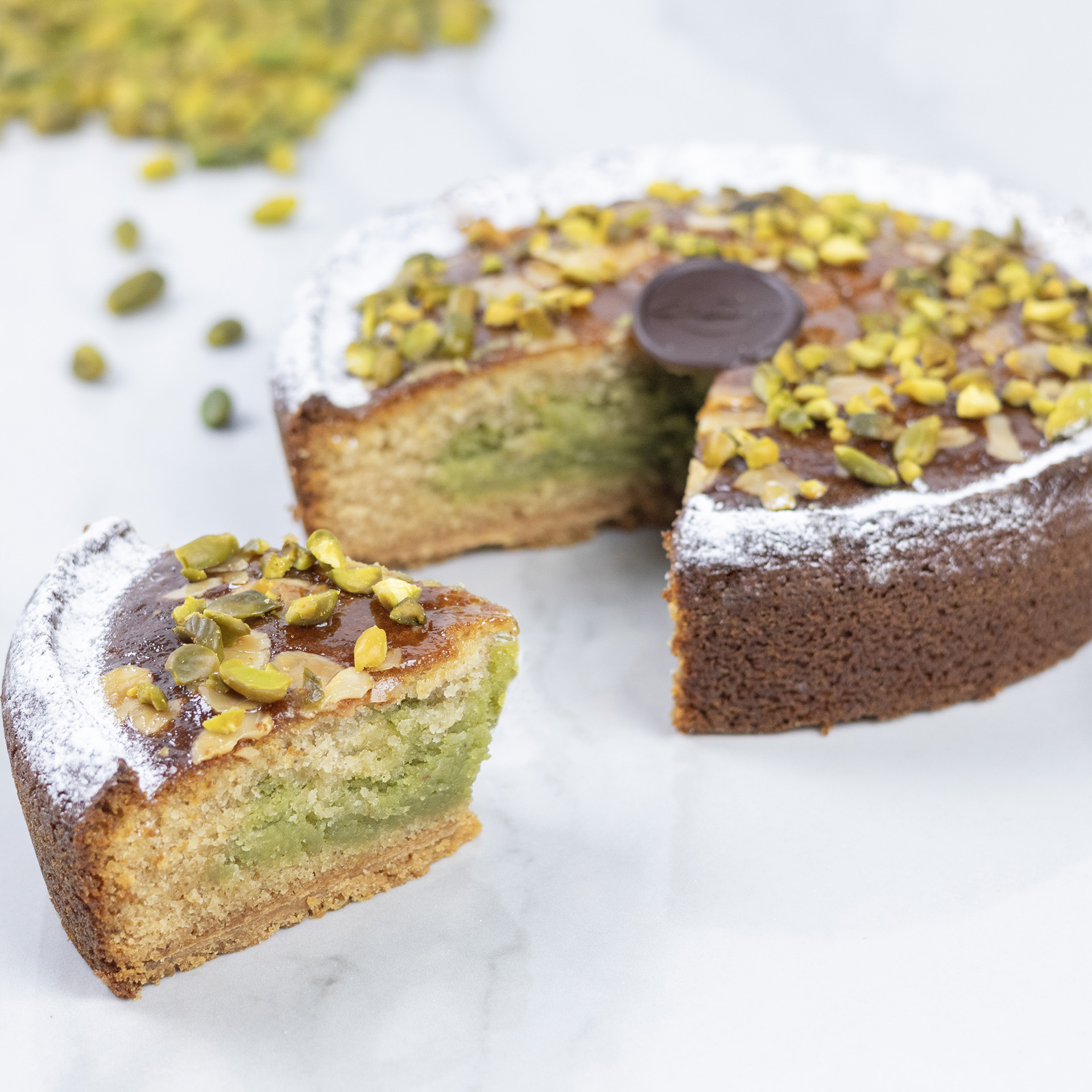 cake épiphanie gâteau des rois pistache amande façon frangipane couronne des rois fève C.Chocolat C.Chocolat Chocolats - Écrins de chocolat - gâteaux de voyages - gourmandises - idées cadeaux tablettes de chocolat C.Chocolat Brest Duquesne Jaurès Guipavas Coataudon Kergaradec Landerneau rue du pont Quimper rue Kéréon Finistère Expédition par colis livraison à domicile