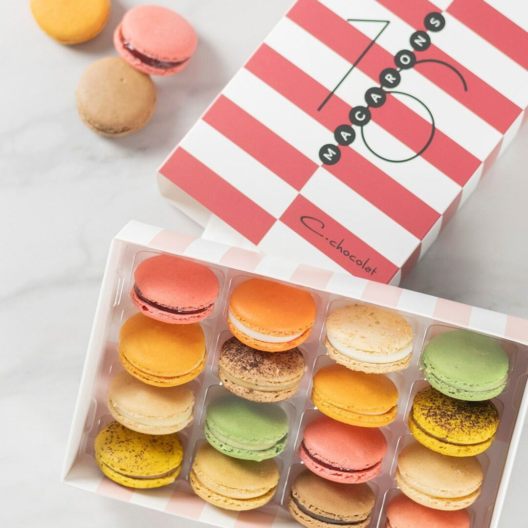 C.Chocolat - nos coups de coeur - macarons C.Chocolat macarons Coffret de macarons assortiment de macaron Macaron artisanal Coffret de 8 macarons C.Chocolat Chocolats - Écrins de chocolat - gâteaux de voyages - gourmandises - idées cadeaux tablettes de chocolat C.Chocolat Brest Duquesne Jaurès Guipavas Coataudon Landerneau rue du pont Finistère