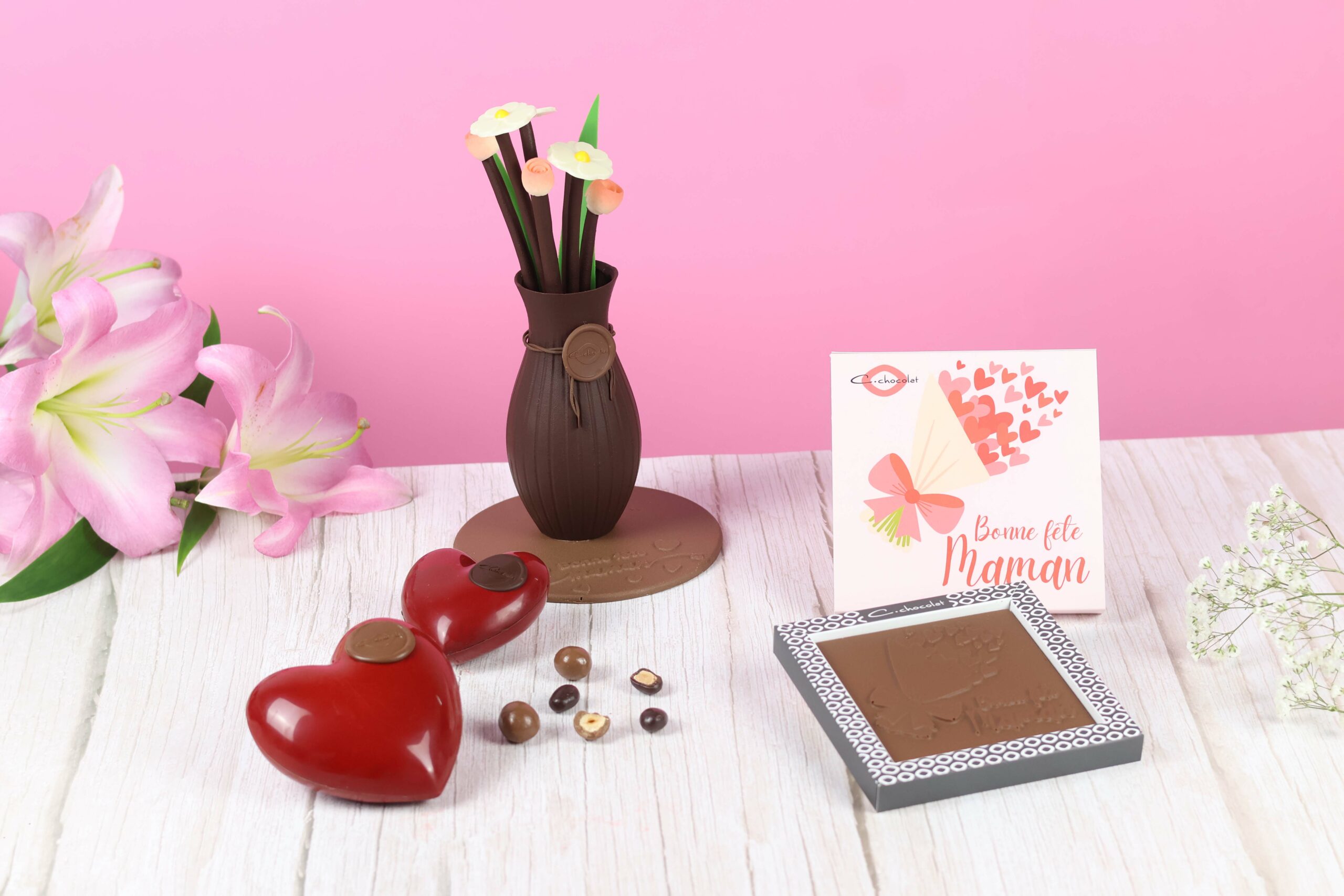 idées cadeaux fête des mères coffrets exclusifs bouchée gourmande, bonbonnières coeur garnies de noisettes ou amandes enrobées de chocolat, pot de fleurs en chocolat